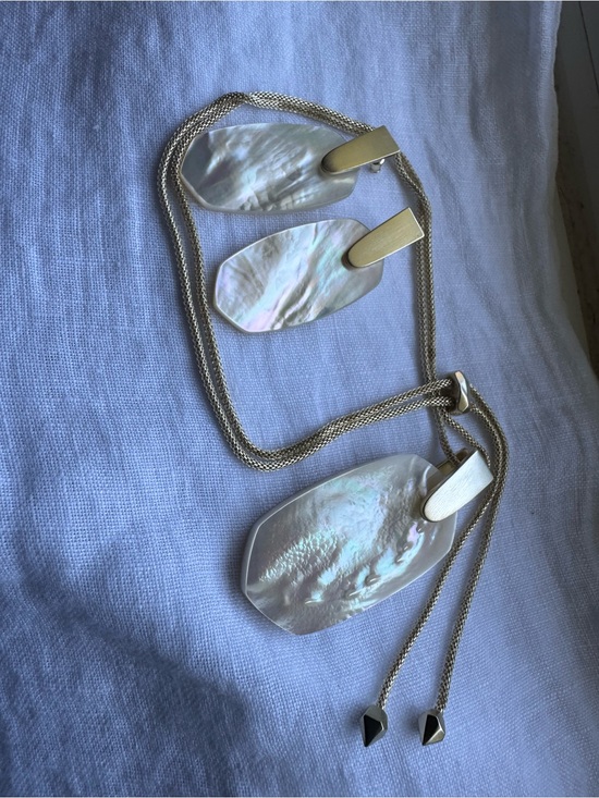 Kendra Scott Jewelry - Iridescent Mother-of-Pearl Pendant Necklace Set